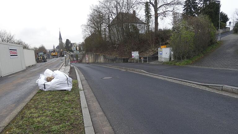 Fußgänger können zwar über den kleinen Weg rechts noch auf die Südtangente kommen, aber die Rampen entlang der Brücke werden am Wochenende ebenfalls gesperrt sein.