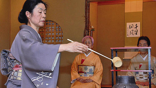 Bis zu fünf Stunden kann eine japanische Teezeremonie dauern. Meisterinnen stellten sie im Siebold-Museum vor.