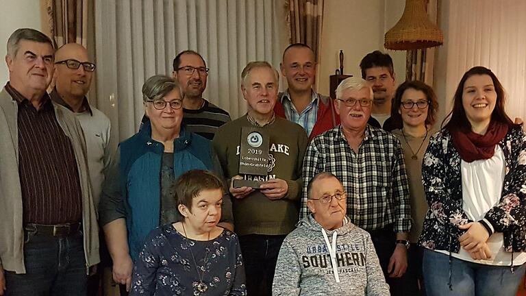 Die 'Braven Jungs' stifteten den Reinerlös ihres Preisschafkopfes der Lebenshilfe Rhön Grabfeld. Von links: Kassier Robert Meder, Geschäftsführer Jens Fuhl, Vorsitzende Brunhilde Hergenhan, Holger Schmitt, Vorsitzender Hans Pal, Dieter Schmitt, Josef Schmitt, Matthias Straub, Hedi Straub und Wohnbereichsleiterin Franziska Kneuer, davor sitzend Martina Schmitt und Alfons Krug. Als erster Preisträger des 'Lebenshilfe-Awards' gehen sie in die Geschichtsbücher der Lebenshilfe Rhön Grabfeld ein.  ...       -  Die 'Braven Jungs' stifteten den Reinerlös ihres Preisschafkopfes der Lebenshilfe Rhön Grabfeld. Von links: Kassier Robert Meder, Geschäftsführer Jens Fuhl, Vorsitzende Brunhilde Hergenhan, Holger Schmitt, Vorsitzender Hans Pal, Dieter Schmitt, Josef Schmitt, Matthias Straub, Hedi Straub und Wohnbereichsleiterin Franziska Kneuer, davor sitzend Martina Schmitt und Alfons Krug. Als erster Preisträger des 'Lebenshilfe-Awards' gehen sie in die Geschichtsbücher der Lebenshilfe Rhön Grabfeld ein.  Foto: Manfred Mellenthin