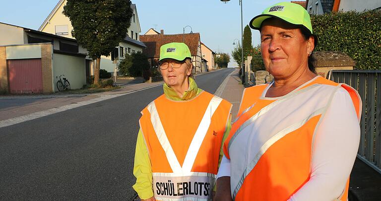 Alle drei Wochen steht Gerda Siegler (rechts) zusammen mit ihrer Freundin Hildegard Amend von 7.15 bis 8 Uhr an der Ecke Lohrer Straße/Schloßgartenweg in Wiesenfeld.
