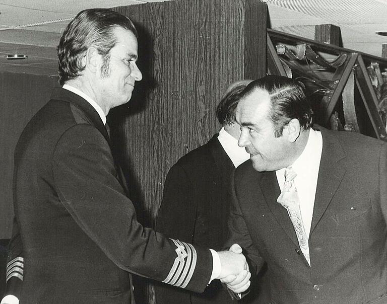 Der Remlinger Busunternehmer Robert Hünlein wird am 2. Dezember 1972 vor dem Dinner vom Kapitän des Kreuzfahrtschiffs begrüßt. Einen Tag später stirbt Hünlein bei einem Flugzeugabsturz.