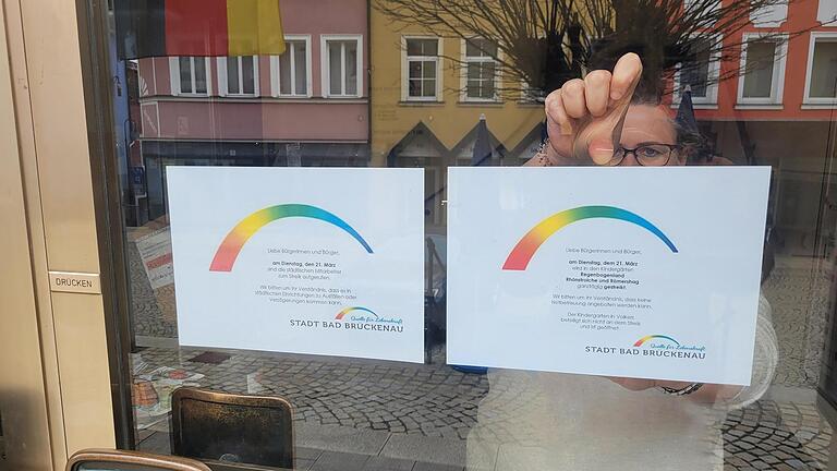 Eine Mitarbeiterin der Stadt Bad Brückenau klebt Infozettel zum Streik im öffentlichen Dienst an die Rathaustür. Wegen Arbeitskampfes blieben drei Kindergärten und der Wertstoffhof geschlossen; das Bürgerbüro arbeitete normal.       -  Eine Mitarbeiterin der Stadt Bad Brückenau klebt Infozettel zum Streik im öffentlichen Dienst an die Rathaustür. Wegen Arbeitskampfes blieben drei Kindergärten und der Wertstoffhof geschlossen; das Bürgerbüro arbeitete normal.