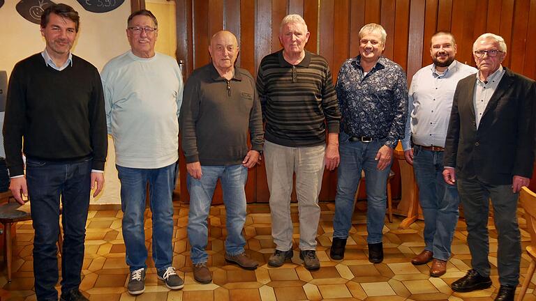 Die neu gewählte Vorstandschaft bei der Jahresversammlung und Weihnachtsfeier des VdK-Ortsverbands Bergtheim-Hausen (von links): Bürgermeister Bernd Schraud aus Hausen, Herbert Rink, Klaus Weber, Walter Friedrich, Reinhold Rumpel (25 Jahre Mitglied), der stellvertretende VdK-Kreisvorsitzende Michael Kornheim vom Kreisverband Würzburg und Ortsverbandsvorsitzender Oswald Endres.