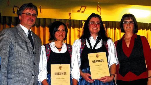 Sie musizieren seit 30 Jahren: Diana Erb (Zweite von rechts) und Sabine Sturm (Zweite von links) erhielten die Ehrennadel in Gold mit einer Urkunde des Nordbayerischen Musikbundes (NBMB). Ihnen gratulierten Friedhelm Landgraf und Renate Haag vom NBMB.
