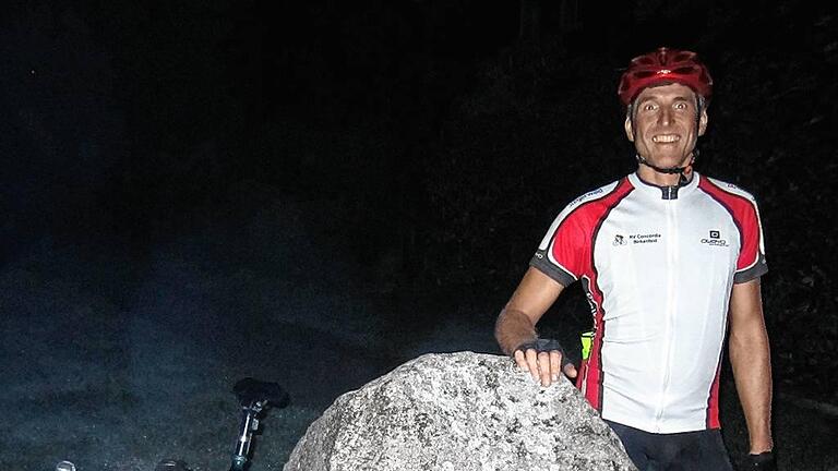 Einen neuen persönlichen Rekord stellt der Billingshäuser Gernot Hüsam auf: 498 Kilometer legt er mit dem Rad zurück – an einem Tag. Seine Tour führt ihn bis nach Westervesede in Niedersachsen. Es ist nicht der erste Extrem-Radtrip für den 49-Jährigen: 2014 fuhr er zum Nordkap. Einen neuen persönlichen Rekord stellt der Billingshäuser Gernot Hüsam auf: 498 Kilometer legt er mit dem Rad zurück – an einem Tag. Seine Tour führt ihn bis nach Westervesede in Niedersachsen. Es ist nicht der erste Extrem-Radtrip für den 49-Jährigen: 2014 fuhr er zum Nordkap.