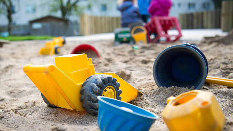 Symbolbild Kindertagesstätte       -  ARCHIV - Spielzeug liegt am 18.04.2016 in einem Sandkasten in einer Kindertagesstätte in Düsseldorf (Nordrhein-Westfalen).