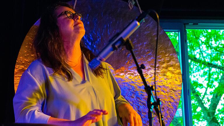 Meditativ und doch voller Dynamik. Petra Eisend bei der Release-Party für die neue CD in der Schweinfurter Disharmonie. Meditativ und doch voller Dynamik. Petra Eisend bei der Release-Party für die neue CD in der Schweinfurter Disharmonie.