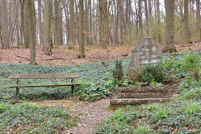 Das Grab des Fliegers Karl Göller mitten im Wald des Vockenbergs zwischen Zimmern und Kützbrunn. Das Grab des Fliegers Karl Göller mitten im Wald des Vockenbergs zwischen Zimmern und Kützbrunn.