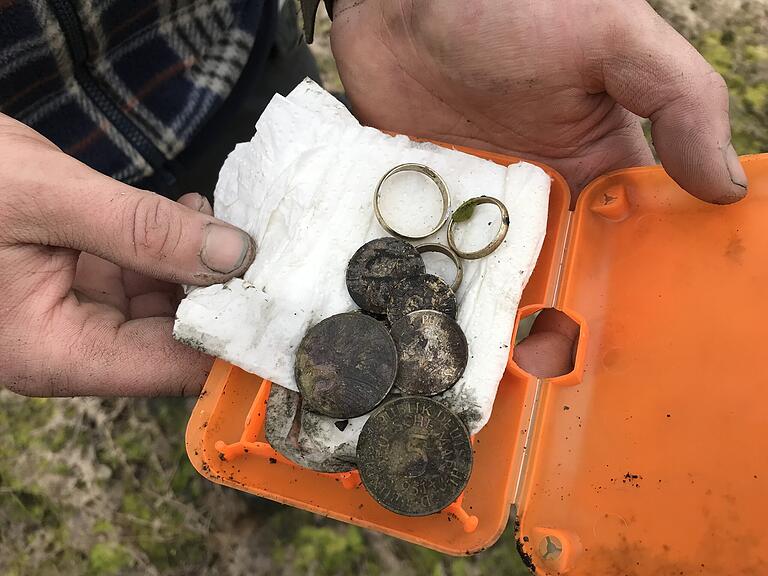 Einige alte Münzen und Stahlringe hat ein Sondengänger aus Bad Kissingen am Ellertshäuser See gefunden. Einige alte Münzen und Stahlringe hat ein Sondengänger aus Bad Kissingen am Ellertshäuser See gefunden.