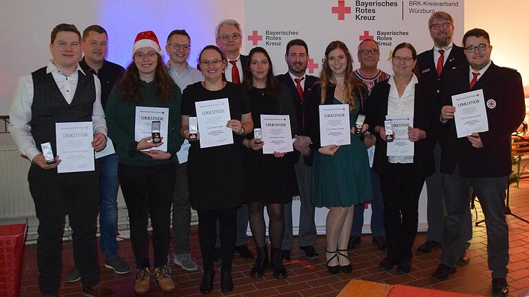 Aktive der BRK-Bereitschaft Würzburg-Stadt wurden im Rahmen einer Weihnachtsfeier mit dem Ehrenzeichen in Bronze bzw. Silber ausgezeichnet. Aktive der BRK-Bereitschaft Würzburg-Stadt wurden im Rahmen einer Weihnachtsfeier mit dem Ehrenzeichen in Bronze bzw. Silber ausgezeichnet.