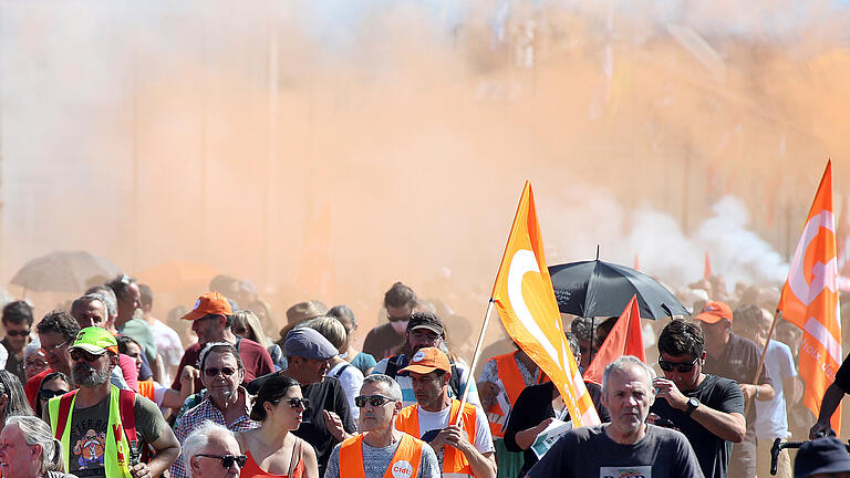 Proteste gegen Rentenreform in Frankreich.jpeg       -  Demonstranten protestieren im südwestfranzösischen Bayonne gegen das von der Regierung durchgesetzte höhere Renteneintrittsalter und den Präsidenten Emmanuel Macron.