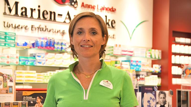 Anne Lahoda ist Inhaberin der Marien-Apotheke in Lohr. Sie und ihr Team verbringen derzeit wieder viele Stunden am Tag mit der Suche nach Alternativen für Medikamente, die nicht lieferbar sind.