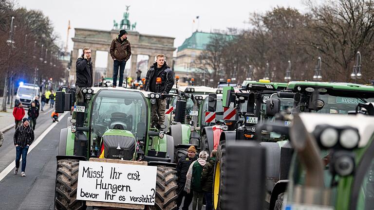 Protest.jpeg       -  «Müsst ihr erst Hungern bevor ihr es versteht»: Die Pläne der Bundesregierung, den Agrardiesel und die Kfz-Steuerbefreiung für die Land- und Forstwirtschaft zu streichen, hat zahlreiche Bauern auf Straße getrieben.