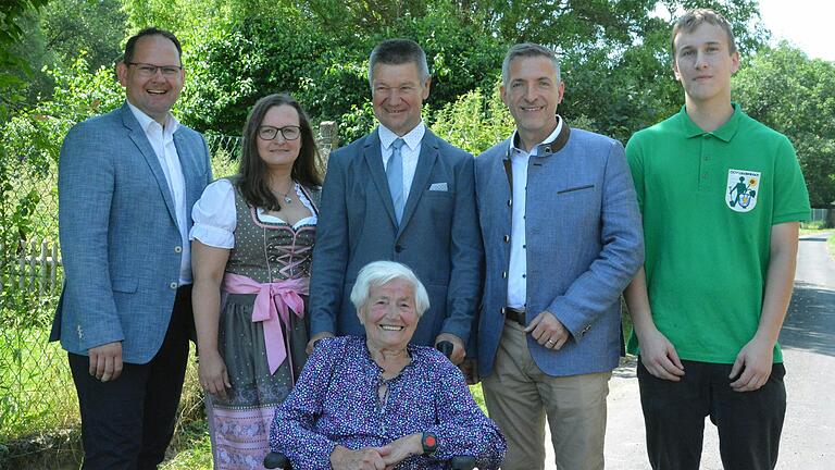 Der Obst- und Gartenbauverein ist stolz auf sein ältestes und jüngstes Mitglied. Das Bild zeigt von links: Schirmherr und Bürgermeister Michael Hombach, Bettina Weissenberger, Karl-Heinz Müller, Elfriede Nawrotzki (98Jahre) Thorsten Schwab und Moritz Marschall (20 Jahre). Der Obst- und Gartenbauverein ist stolz auf sein ältestes und jüngstes Mitglied. Das Bild zeigt von links: Schirmherr und Bürgermeister Michael Hombach, Bettina Weissenberger, Karl-Heinz Müller, Elfriede Nawrotzki (98Jahre) Thorsten Schwab und Moritz Marschall (20 Jahre).