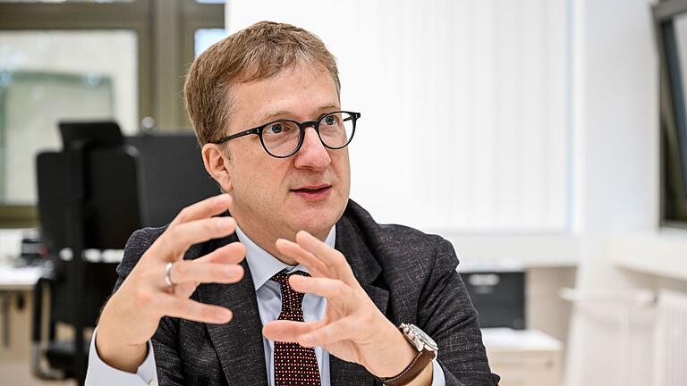 Sowohl Bewegungen als auch Veränderungen im Gehirn seien messbar - und das mache die Erkrankungen greifbar, sagt Prof. Dr. med. Sebastian Walther. Sowohl Bewegungen als auch Veränderungen im Gehirn seien messbar - und das mache die Erkrankungen greifbar, sagt Prof. Dr. med. Sebastian Walther.