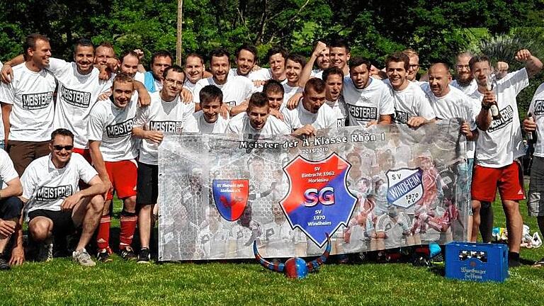 spo-Meister-Morlesau-sdh       -  Endlich am Ziel: Unser Bild zeigt die Meistermannschaft des SV Morlesau/Windheim mit (hinten, von links) Betreuer Ralf Düsterwald, Florian Marx, Daniel Doschko, Robby Kuhn, Joachim Rügemer, Christoph Hergenröther, Tobias Schmitt, Christopher Schmitt, Michael Henning, Christian Franz, Dominik Thoma, Patrick Köhler, Manuel Doschko, Tom Lis und Stefan Strömel sowie (vorne, von links) Edmund Knüttel, Martin Rügemer, Jannick Schneider, René Parr, Patric Schmitt, Matthias Schumm, Michael Schumm, Florian Fischer, Andreas Möhler, Christian Vogel, Sebastian Roth, Trainer Stefan Brustmann, Marco Möhler und Stephan Kuhn.Foto: Hopf