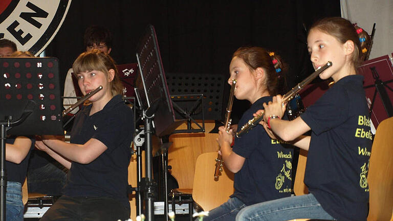 Beachtliches Können bewiesen die Jungmusiker 'Notenkiller' unter Richard Dees, dazu einzeln mit Querflöte (von links) Corinna Herold sowie Chiara und Mariel Augsten. Foto: Stefan Geiger       -  Beachtliches Können bewiesen die Jungmusiker 'Notenkiller' unter Richard Dees, dazu einzeln mit Querflöte (von links) Corinna Herold sowie Chiara und Mariel Augsten. Foto: Stefan Geiger