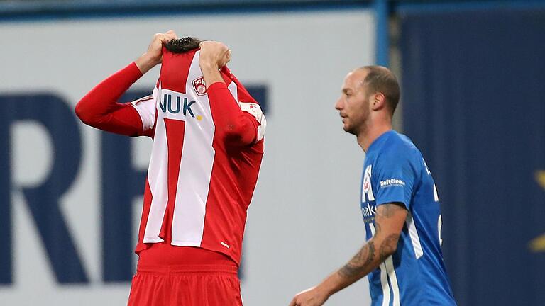 Zum Verzweifeln: Eigentorschütze Luca Pfeiffer versteckt sein Gesicht nach dem 0:1 in Rostock hinter seinem Trikot.