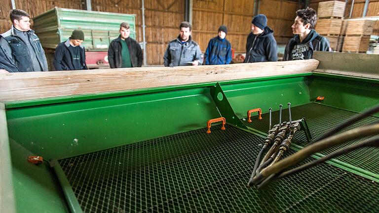 In der Landwirtschaft kommt heute komplexe Technik zum Einsatz. Auch in der Handhabung von Maschinen, wie hier einer für die Düngemittelausbringung, werden die Auszubildenden des Berufsgrundschuljahres Landwirtschaft gründlich unterwiesen.