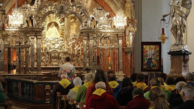 Die Pilgergruppe aus Stadtlauringen feierte eine Maiandacht vor dem Gnadenbild der 'Großen Mutter Österreichs' in Mariazell.