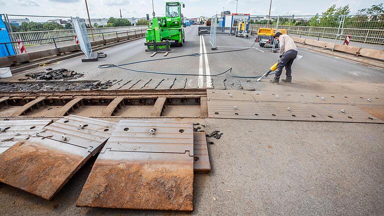 Auf der Hahnenhügelbrücke befinden sich die Bauarbeiten aufgrund der Brückenschäden in vollem Gange. Ein Bauarbeiter bereitet das Abtragen des Straßenasphalts mit einem Presslufthammer vor.