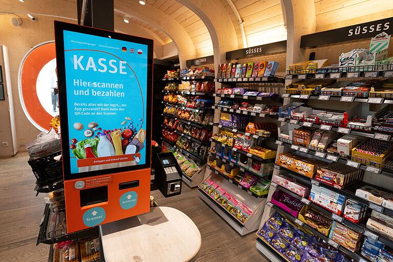 Blick auf die Warenregale in einem 'teo'-Markt am Hauptbahnhof in Hanau. Die Minimärkte kommen komplett ohne Personal aus.