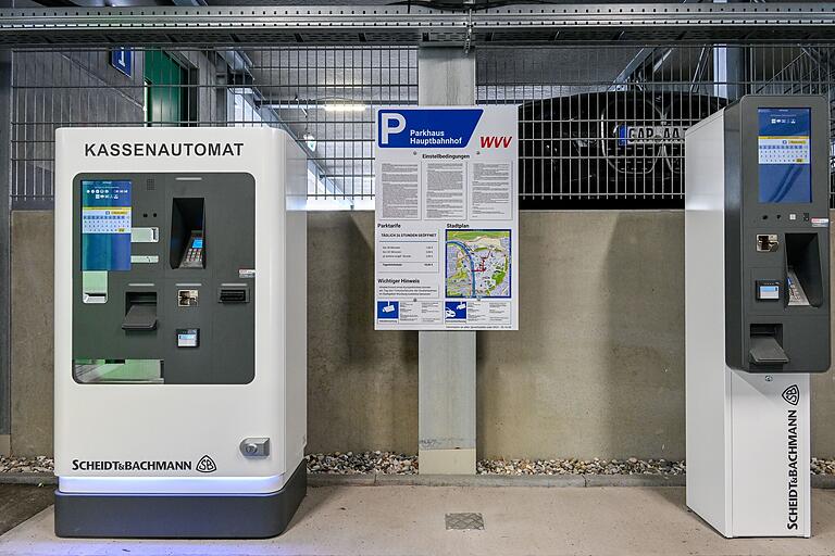 Der Kassenbereich des neuen Parkhauses am Bahnhof. Gezahlt werden kann mit Bargeld oder mit Karte.