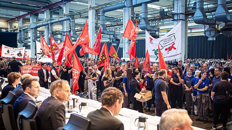 Volkswagen - Betriebsversammlung       -  Auf der Betriebsversammlung in Wolfsburg begrüßen Mitarbeiter den Vorstand mit scharfem Protest gegen die jüngsten Sparpläne.