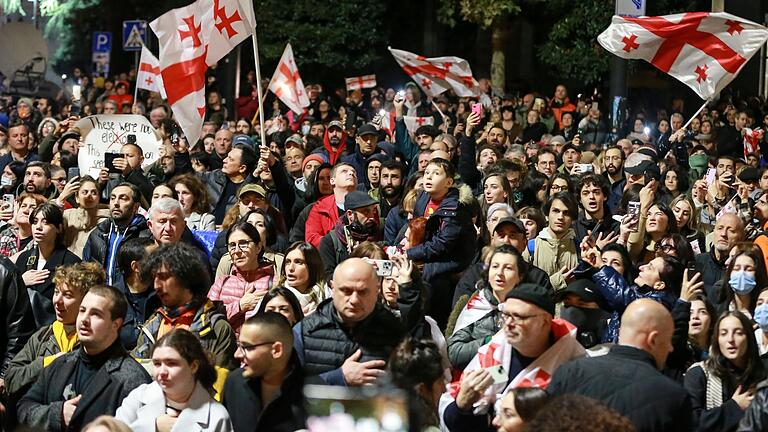 Nach der Parlamentswahl in Georgien - Proteste       -  Nach der Wahl hatte die prowestliche Opposition in Georgien erklärt, dass sie das Ergebnis nicht anerkenne, und zu Protesten aufgerufen. (Archivbild)