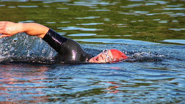 Christian Körber bei der Schwimmetappe. 180 Kilometer Radfahren und ein Marathonlauf folgten noch.