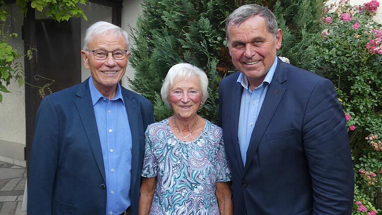 Gaben sich vor 60 Jahren ihr Ja-Wort: Anna und Josef Brückner. Zu diesem Ereignis gratulierte seitens der Stadt Bürgermeister Franz-Josef Sauer.