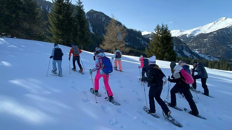 Die Gruppe 'Aktiv im Schnee' bei der Schneeschuhwanderung.