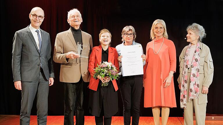 Verleihung des Innovationspreises in Landshut: Unser Bild zeigt (von links) den stellvertretenden unterfränkischen Regierungspräsidenten Jochen Lange (Würzburg), Friedrich Rumscheidt (Mitwirkender der Gruppe), Theaterpädagogin Dorothee Höhn, Dagmar Meyer, Sozialministerin Ulrike Scharf und Schauspielerin Antje Hagen.