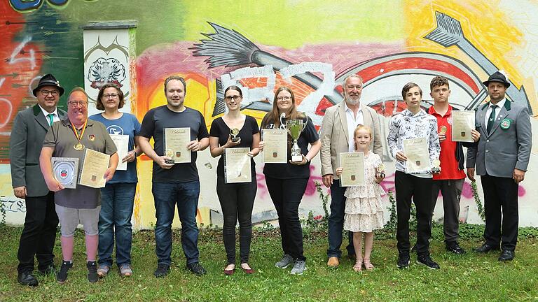 Auf dem Foto Sportleiter Bernhard Schmitt, Bürgerkönig Frank Baumann, 1. Platz Bogen Damen Tanja Ludwig, 1. Platz Mannschaft (Die Drei Beiden) Benjamin Scholl (1. Platz Bogen Herren), Vanessa Scholl (1. Platz LG Damen), Julia Kraus, 2. Bürgermeister Edwin Husslein, 1. Platz Lichtgewehr Maja-Sophie Flores, 1. Platz LG Jugend Jeremy Herms, 1. Platz Bogen Jugend Patrick Nottelmann, 1. Schützenmeister Michael Stöhlein, es fehlt 1. Platz LG Herren Lukas Altenfelder.