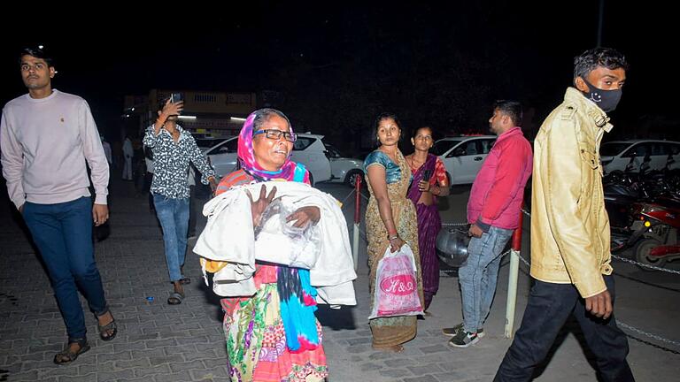 Babys sterben bei Krankenhaus-Brand in Indien       -  Das Feuer habe eine Massenpanik ausgelöst, als Patienten und Angehörige versucht hätten, das Gebäude zu verlassen.