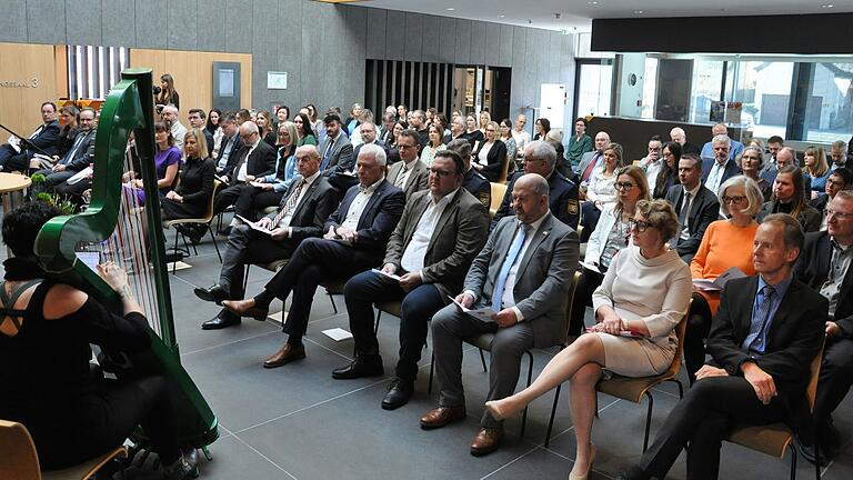 Der Festakt zur Einführung der neuen Direktorin fand im Foyer des Amtsgerichts Haßfurt statt. Der Festakt zur Einführung der neuen Direktorin fand im Foyer des Amtsgerichts Haßfurt statt.