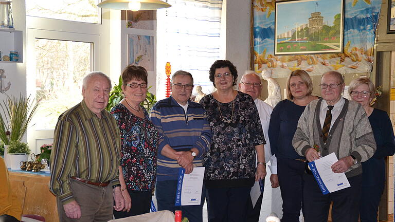 Weihnachtsfeier der VdK-Ortsgruppe Kist-Altertheim mit Ehrung langjähriger Mitglieder: Im Bild von links:&nbsp; Fritz Müller, Marga Stumm, Albert Landeck, Manuela Münchhof, Horst Röder, Christiane Straub, Günther Schmidt, Margit Müller.