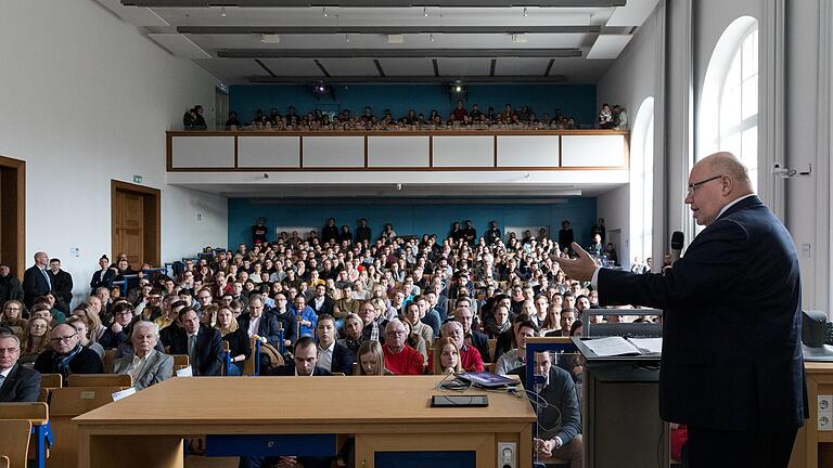 Bundeswirtschaftsminister Peter Altmaier sprach am Donnerstag im Audimax der Universität Würzburg über Industriepolitik - aber nicht nur.