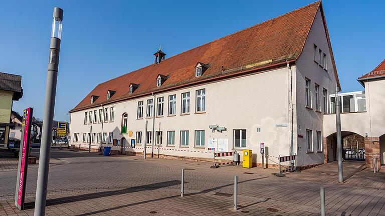 Das Dach des Frammersbacher Rathauses ist marode und muss saniert werden.