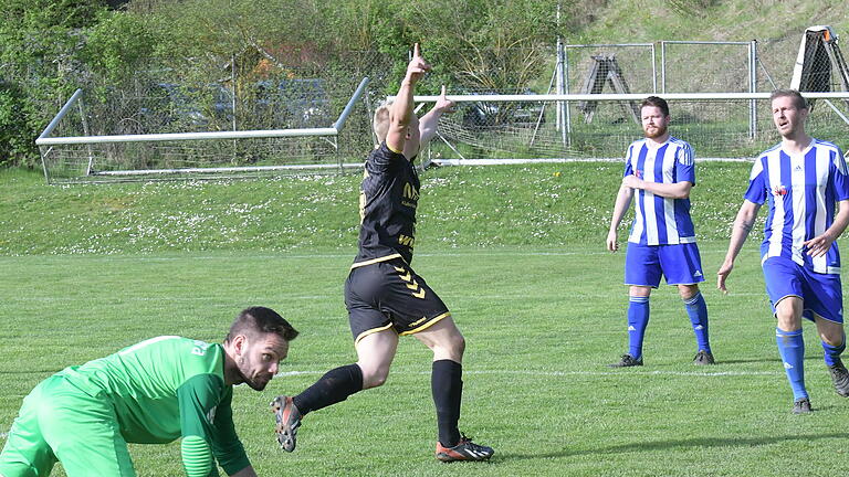 Rhöner Fußball-Nachlese       -  Das Bild zum Spiel: Mit 3:0 gewann der FC Thulba sein Kreisliga-Spiel gegen den SV Aura um Keeper Nico Kaiser.