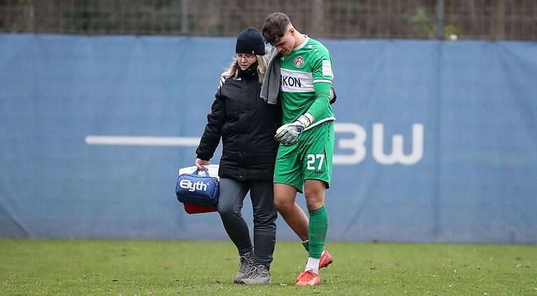 Sie arbeitete auch beim FC Würzburger Kickers: Physiotheraupeutin Maria Bose, hier mit Keeper Vincent Friedsam.