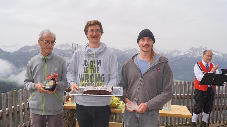 Vorsitzender Artur Zoll (von links) mit den neuen Hüttenwirten Johannes Erd und Liam Moore.       -  Vorsitzender Artur Zoll (von links) mit den neuen Hüttenwirten Johannes Erd und Liam Moore.