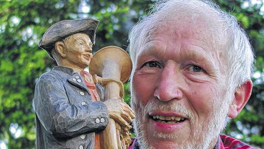 Endlich am Ziel: Ekbert Warmuth stellt am 26. November in Hambach die Biografie über seinen Vater Paul Warmuth vor. Unser Bild zeigt ihn im Jahr 2005 mit einer Figur seines Vaters.