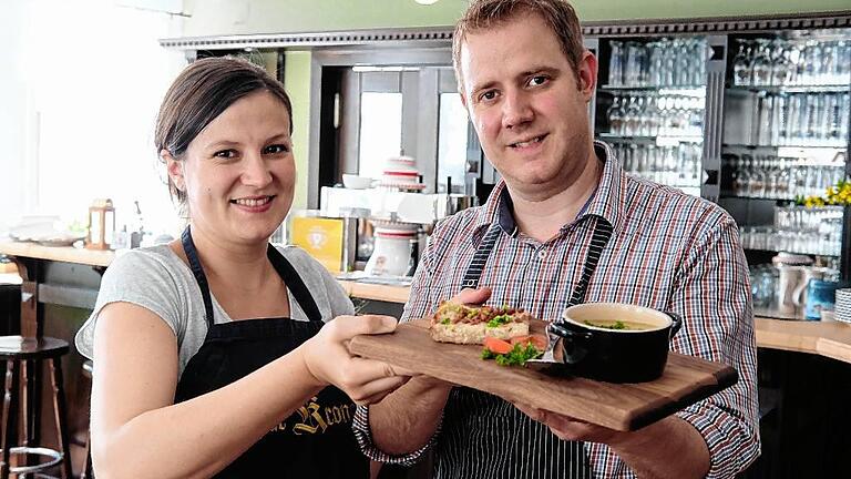 Gasthaus Krone - Macht Appetit: Die so genannten Rhönhappen sind ein einzigartiges kulinarisches Angebot im Gasthaus Krone in Ostheim. Seit zwei Jahren wird das Haus von Kai Petersen und seiner Frau Dorothea geführt. Die beiden sind echte Streutal-Gewächse, haben aber schon Großstadtluft geschnuppert. An Ostheim fasziniert sie die Qualität der regionalen Zutaten für ihre Küche. Gasthaus Krone - Macht Appetit: Die so genannten Rhönhappen sind ein einzigartiges kulinarisches Angebot im Gasthaus Krone in Ostheim. Seit zwei Jahren wird das Haus von Kai Petersen und seiner Frau Dorothea geführt. Die beiden sind echte Streutal-Gewächse, haben aber schon Großstadtluft geschnuppert. An Ostheim fasziniert sie die Qualität der regionalen Zutaten für ihre Küche.