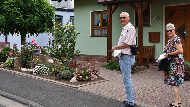 Blumensichtung in Wombach: Sigrid Eirich und Manfred von Seggern vom Obst- und Gartenbauverein machten sich die Entscheidungen nicht leicht.