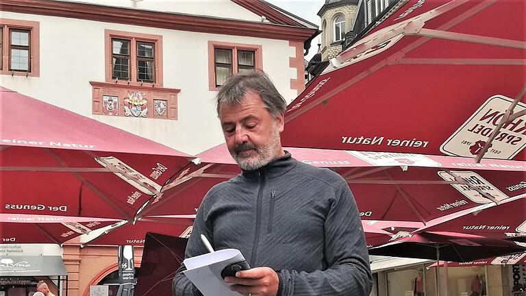 Journalist Volker Häring bei seiner Recherche in der Altstadt.       -  Journalist Volker Häring bei seiner Recherche in der Altstadt.