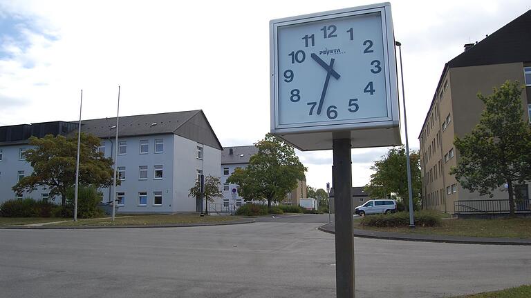 Heute gehen die Uhren in der General-Heusinger-Kaserne wieder anders. Vor 30 Jahren pulsierte in den Unterkünften für übende Soldaten das Leben. Hunderte DDR-Flüchtlinge fanden hier in den Wirren vor der Wende eine vorübergehende Bleibe.