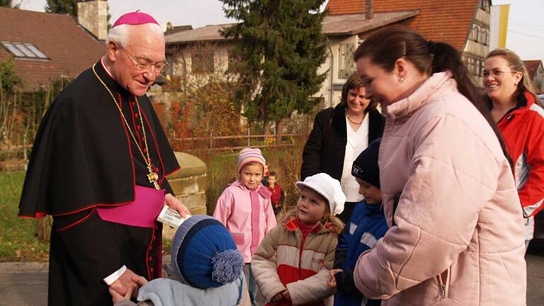 Bischof Anton Schlembach bei einem Besuch in Großwenkheim im Jahr 2006.