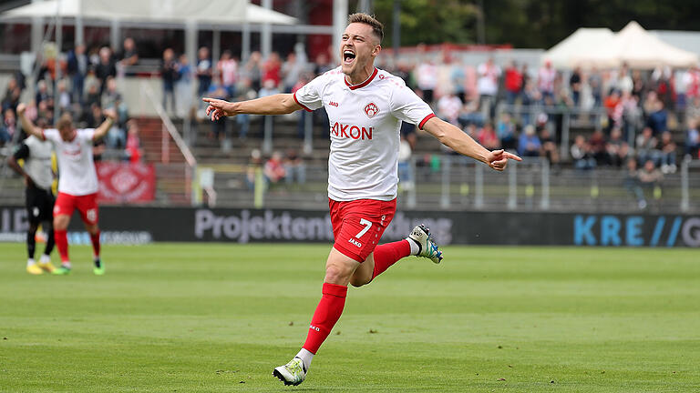 Freude pur: Thomas Haas bejubelt seinen Treffer zum 3:1, eines von sechs Kickers-Toren gegen den FC Augsburg II