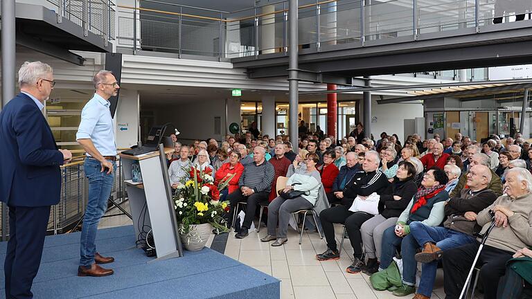 Chefarzt Prof. Dr. Christoph Eingartner und Oberarzt Dr. Dirk Herold informierten in ihren Vorträgen über die die Therapiemöglichkeiten bei Arthrose und Gelenkschmerzen. Chefarzt Prof. Dr. Christoph Eingartner und Oberarzt Dr. Dirk Herold informierten in ihren Vorträgen über die die Therapiemöglichkeiten bei Arthrose und Gelenkschmerzen.